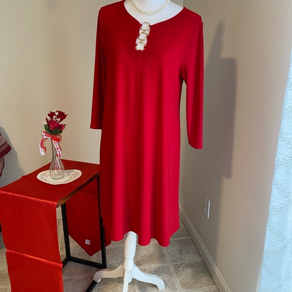 Classic frock, forgiving, sleek. Timeless - Picture 2 of 4